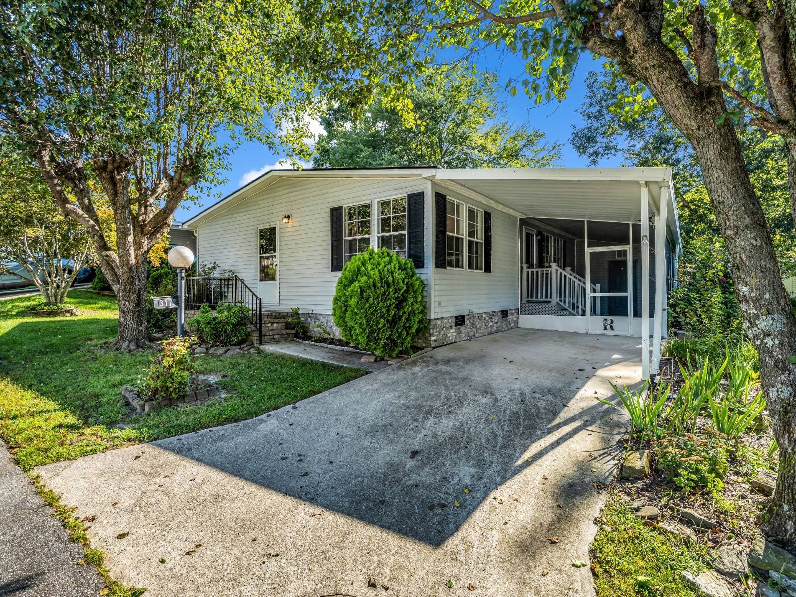 Manufactured home in Hendersonville, NC 28792
