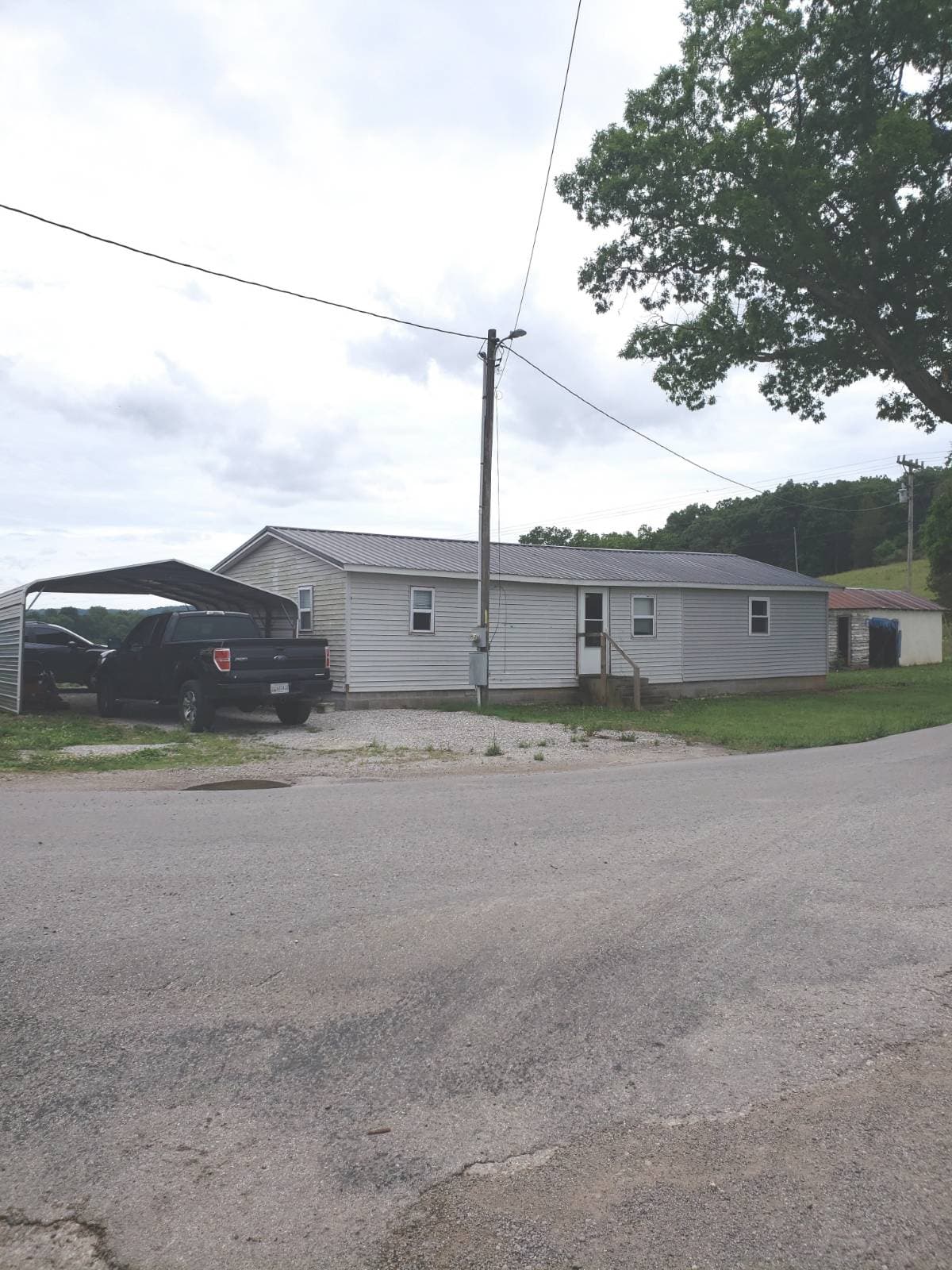 Manufactured home in Horse Cave, KY 42749