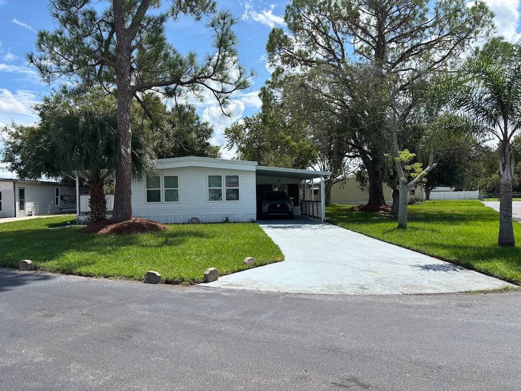 Manufactured home in Dundee, FL 33838
