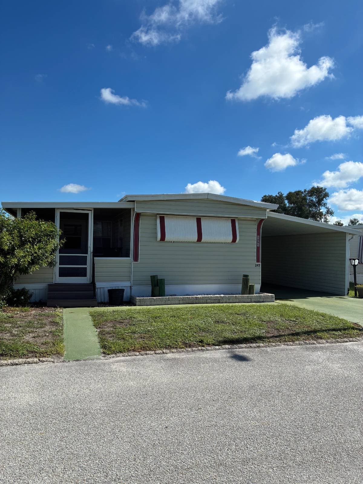 Manufactured home in Ruskin, FL 33570