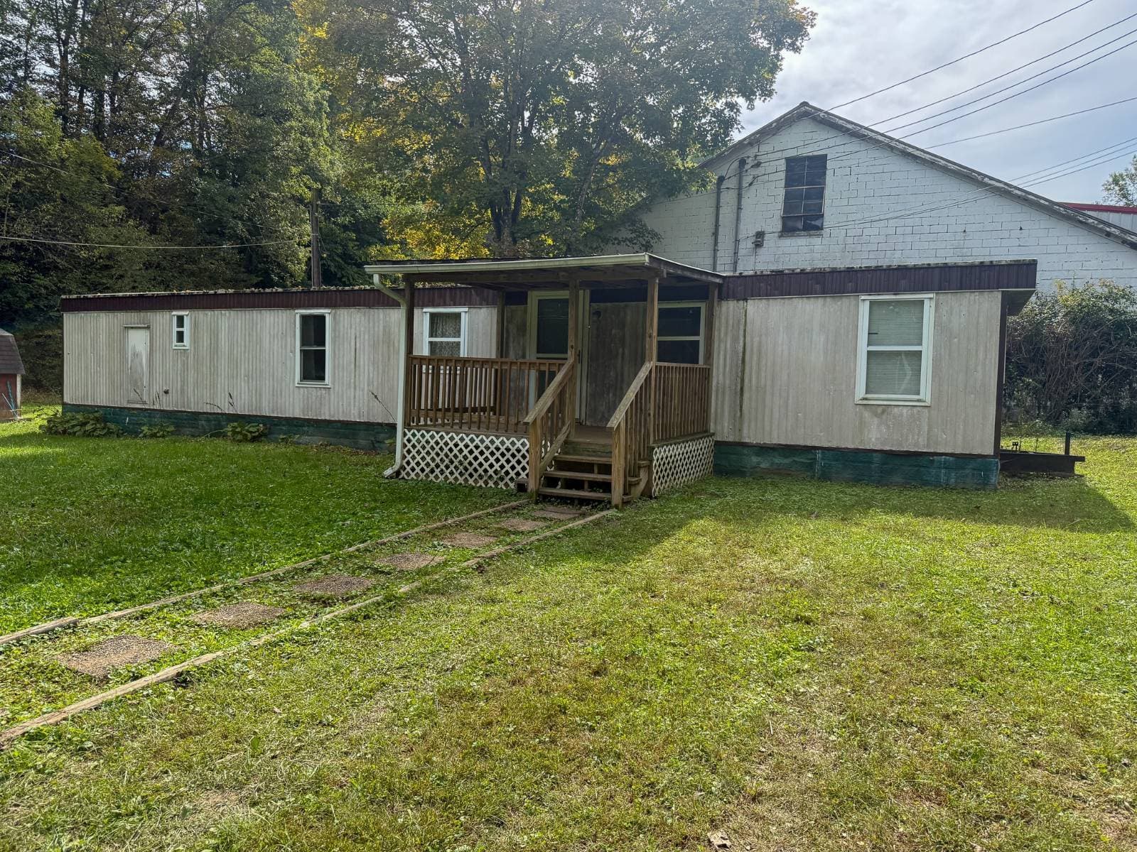 Manufactured home in Big Otter, WV 25141