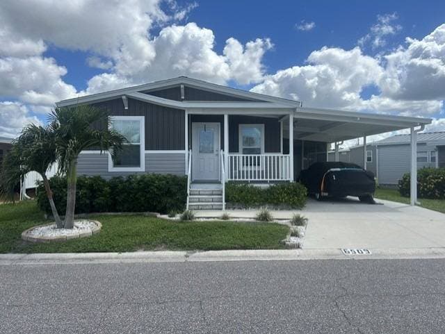 Manufactured home in Bradenton, FL 34207