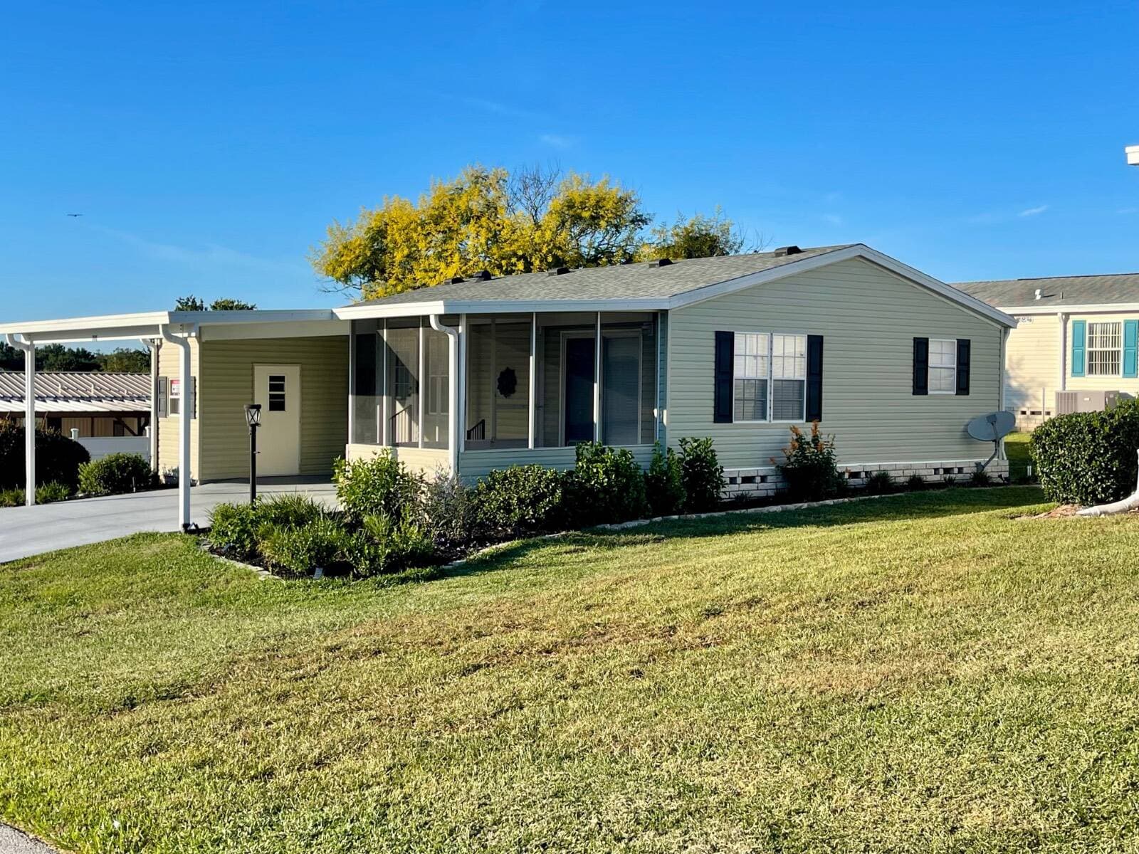 Manufactured home in Lady Lake, FL 32159