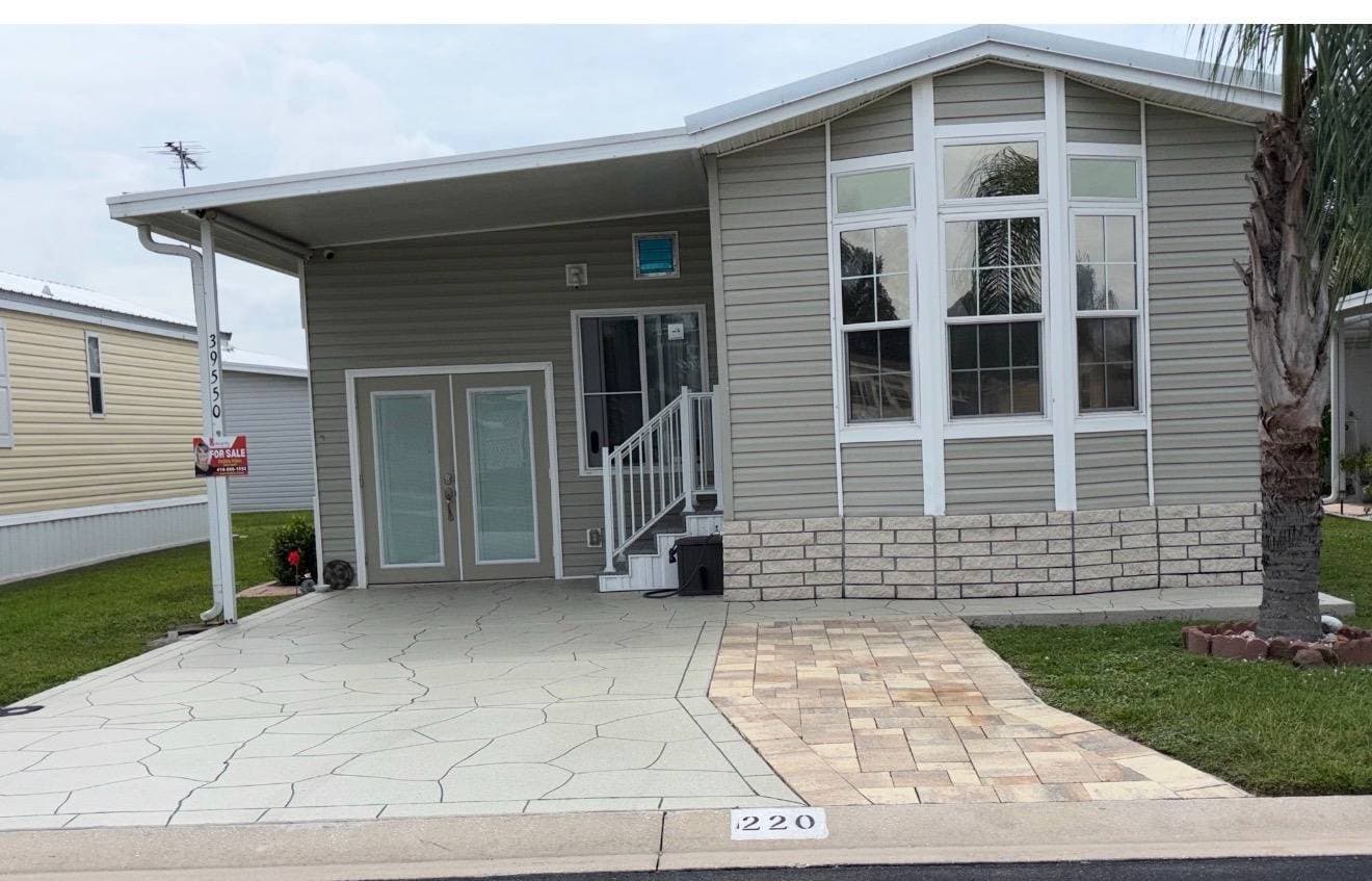 Manufactured home in Zephyrhills, FL 33542