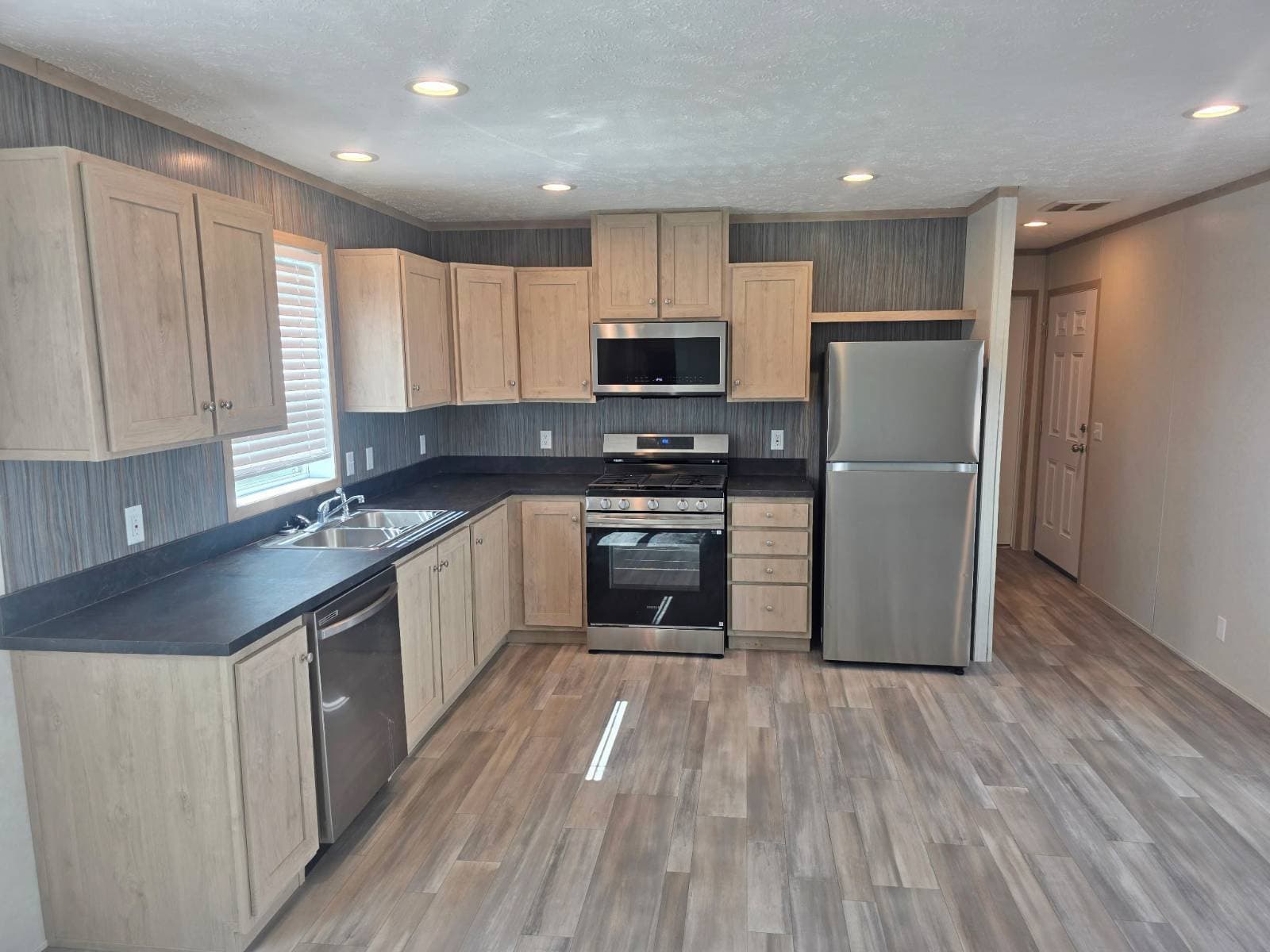 Manufactured home in Walcott, IA 52773