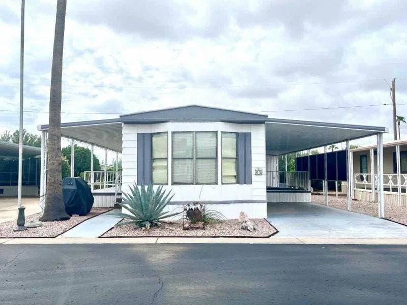 Manufactured home in Mesa, AZ 85207