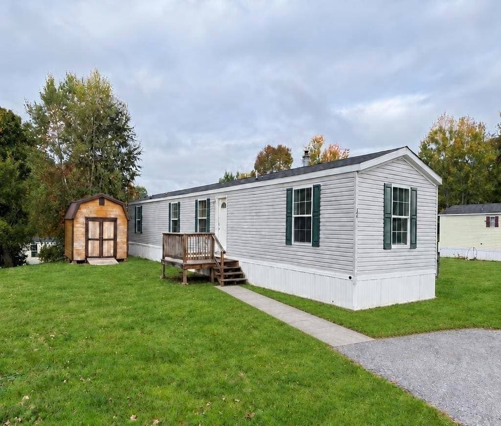 Manufactured home in Bowdoin, ME 04287