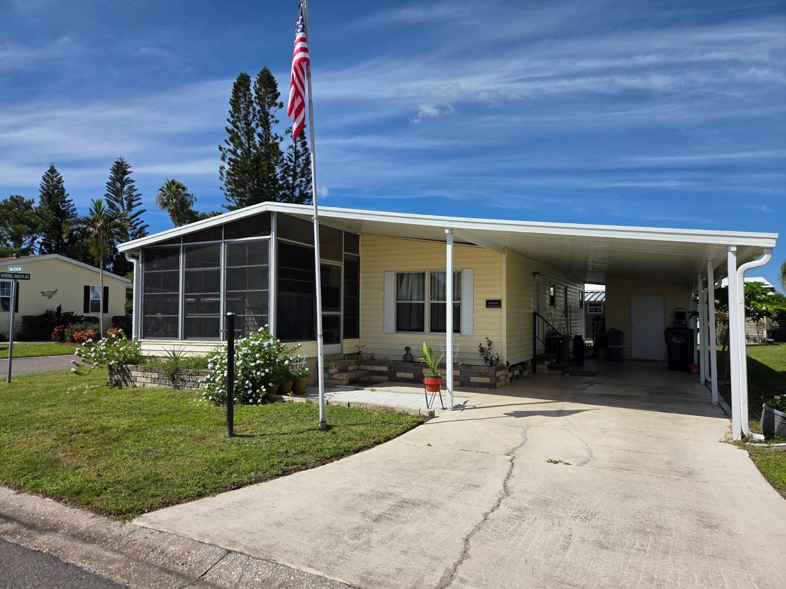 Manufactured home in Bradenton, FL 34203