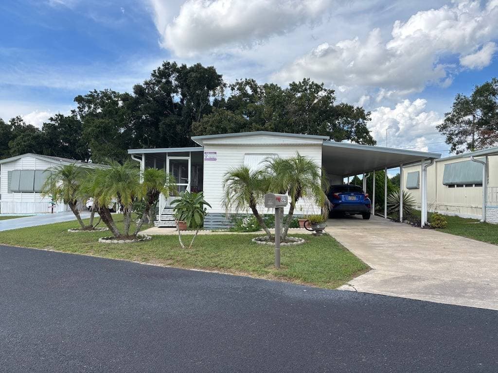 Manufactured home in Dundee, FL 33838