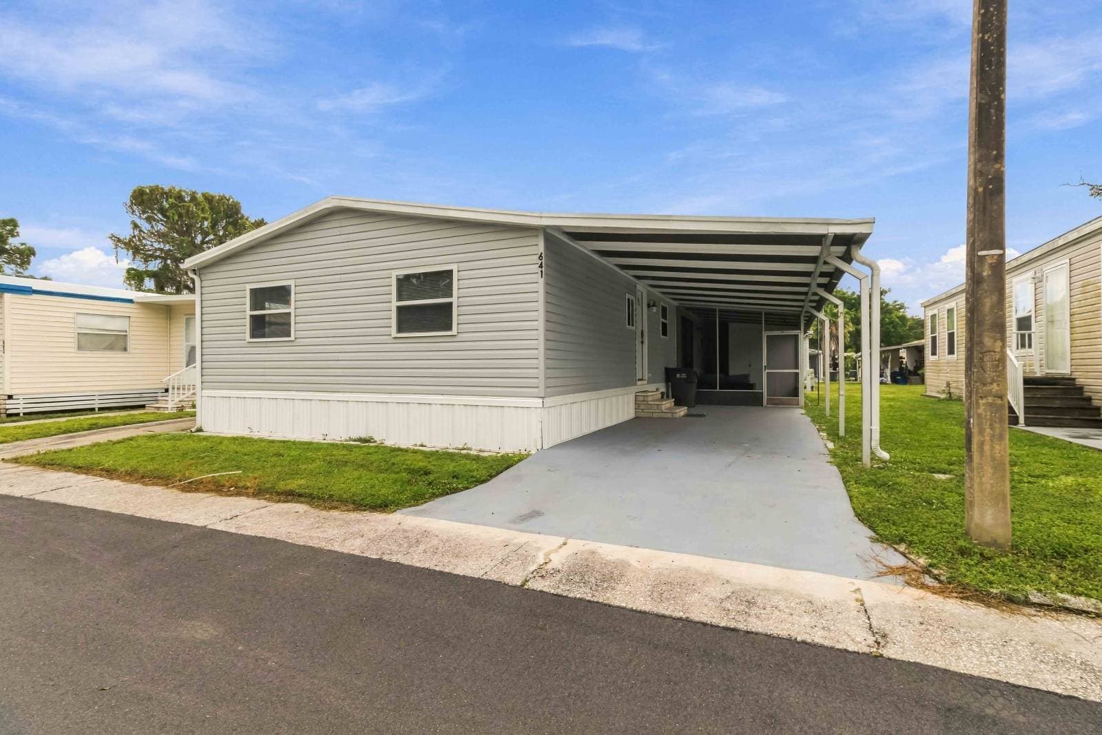 Manufactured home in Largo, FL 33771