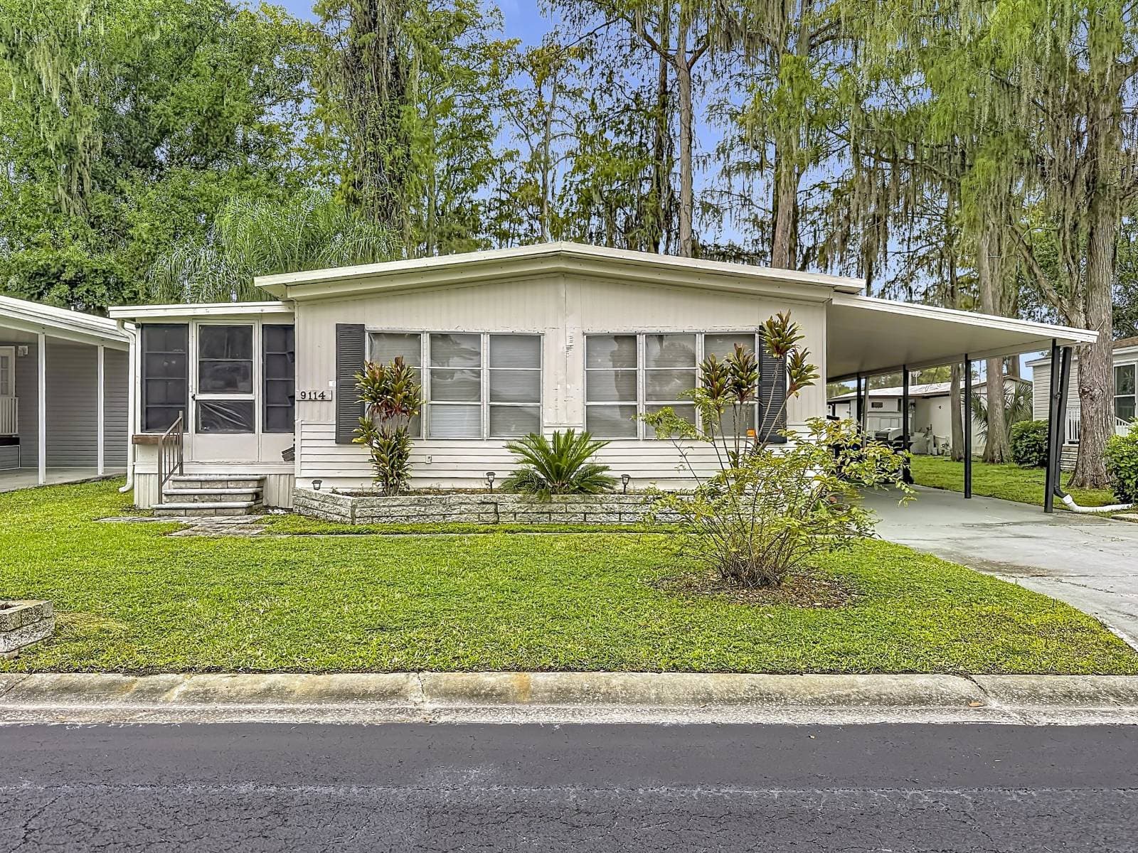 Manufactured home in Tampa, FL 33635