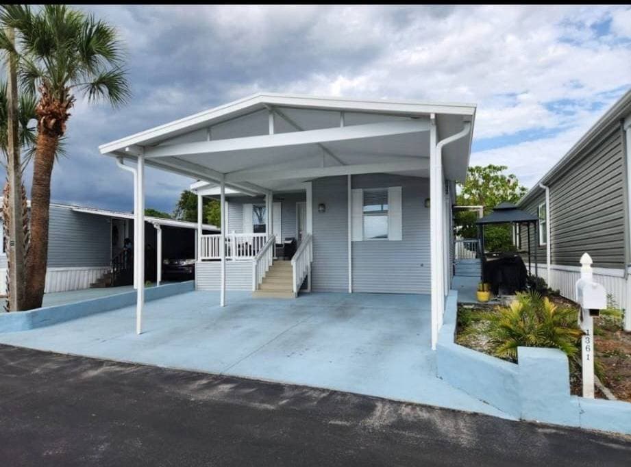 Manufactured home in Tampa, FL 33613