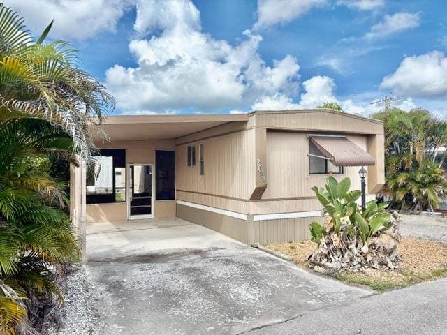 Manufactured home in Naples, FL 34110