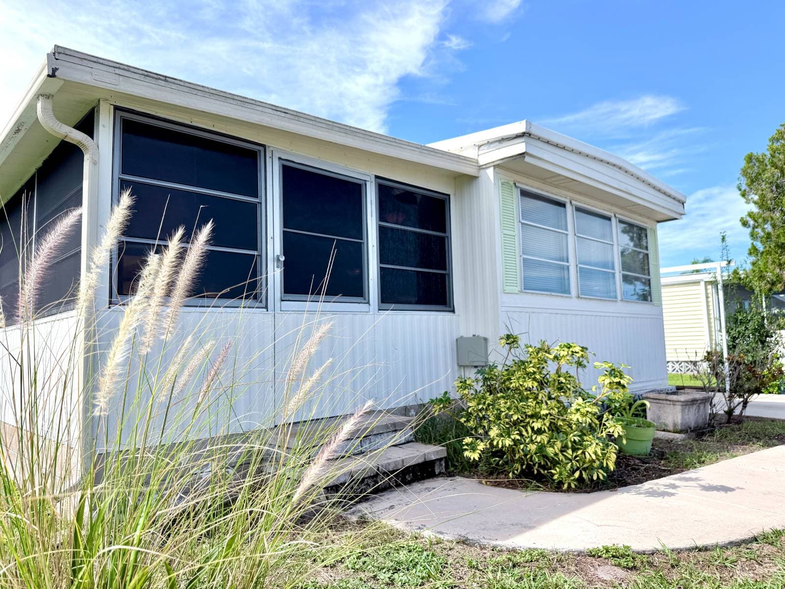 Manufactured home in Bradenton, FL 34207