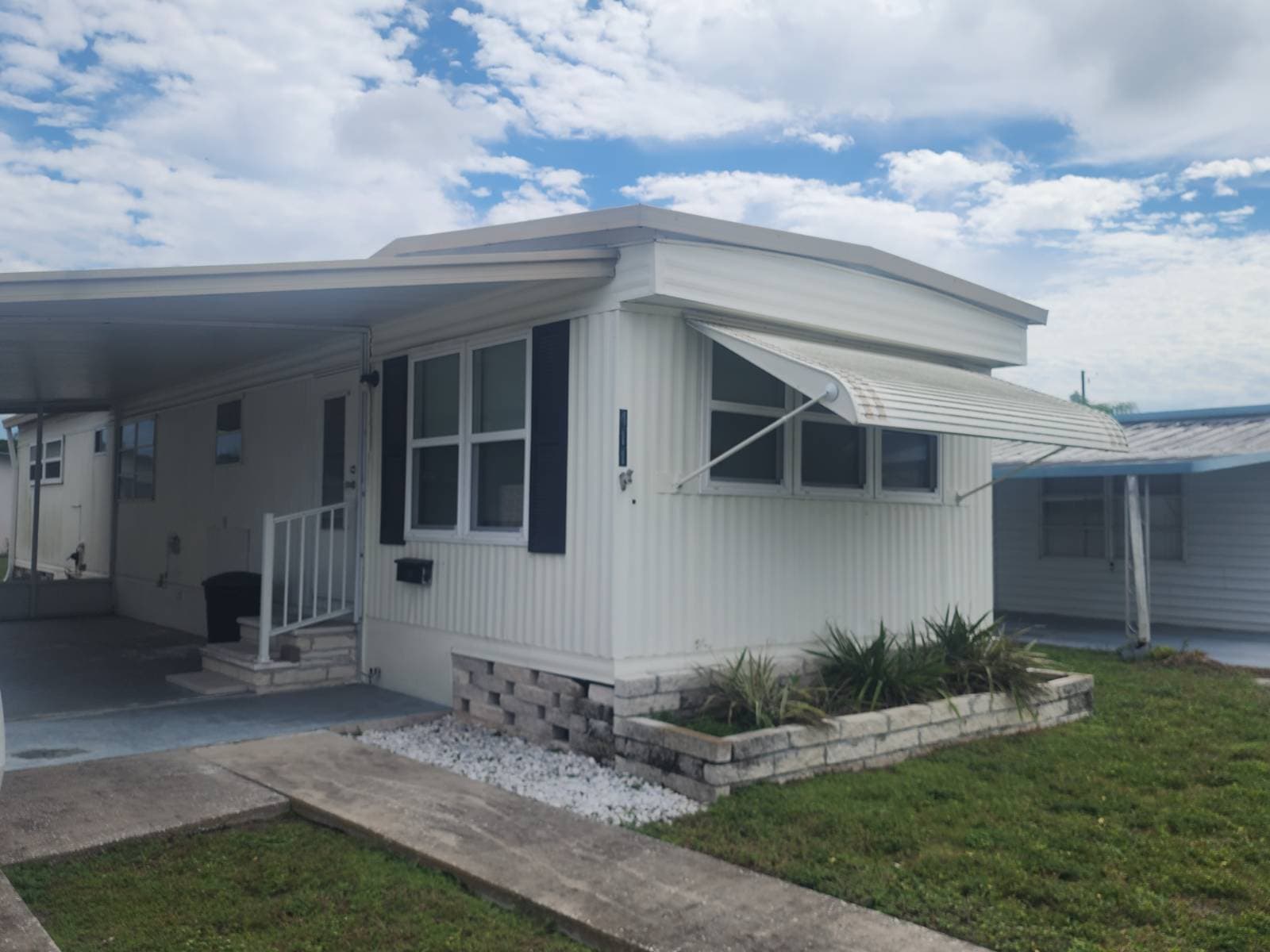 Manufactured home in Saint Petersburg, FL 33709