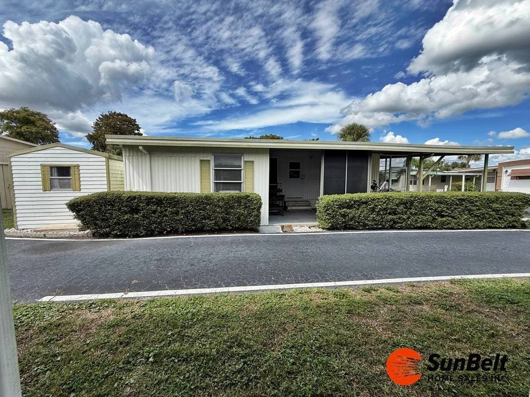 Manufactured home in Tavares, FL 32778