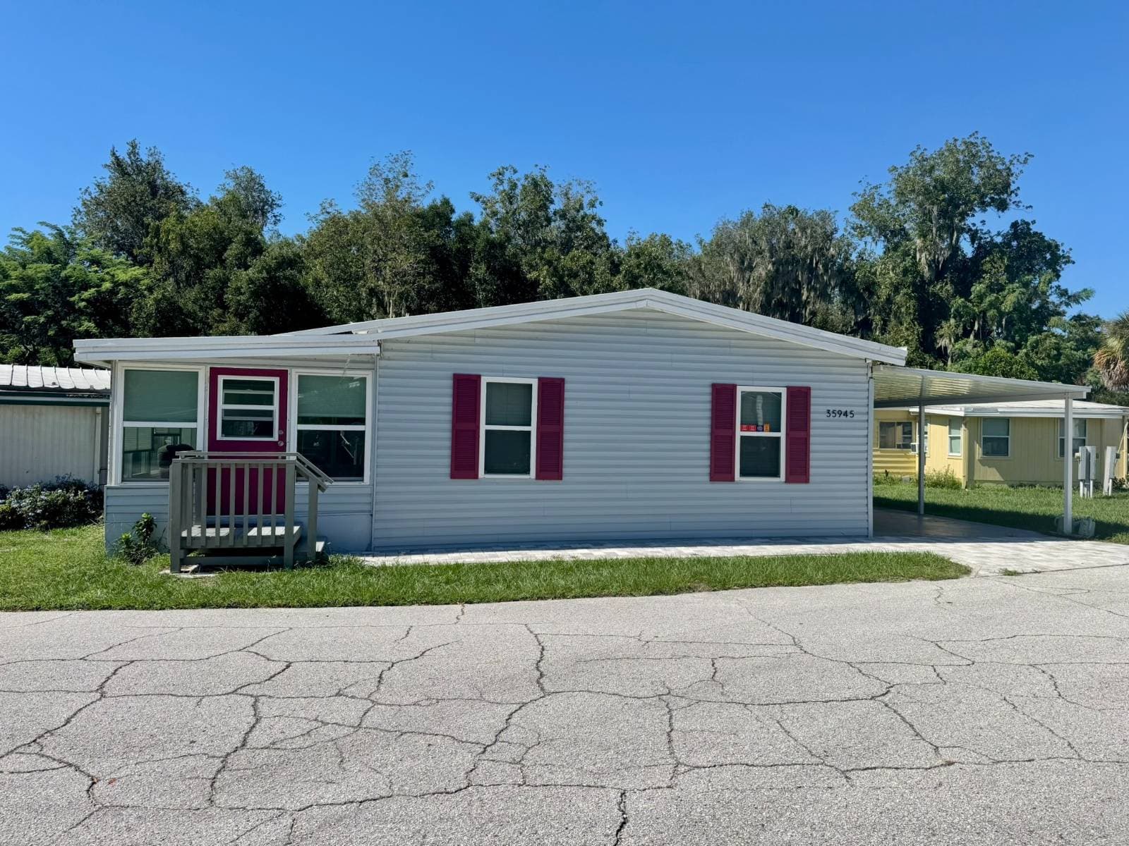 Manufactured home in Grand Island, FL 32735
