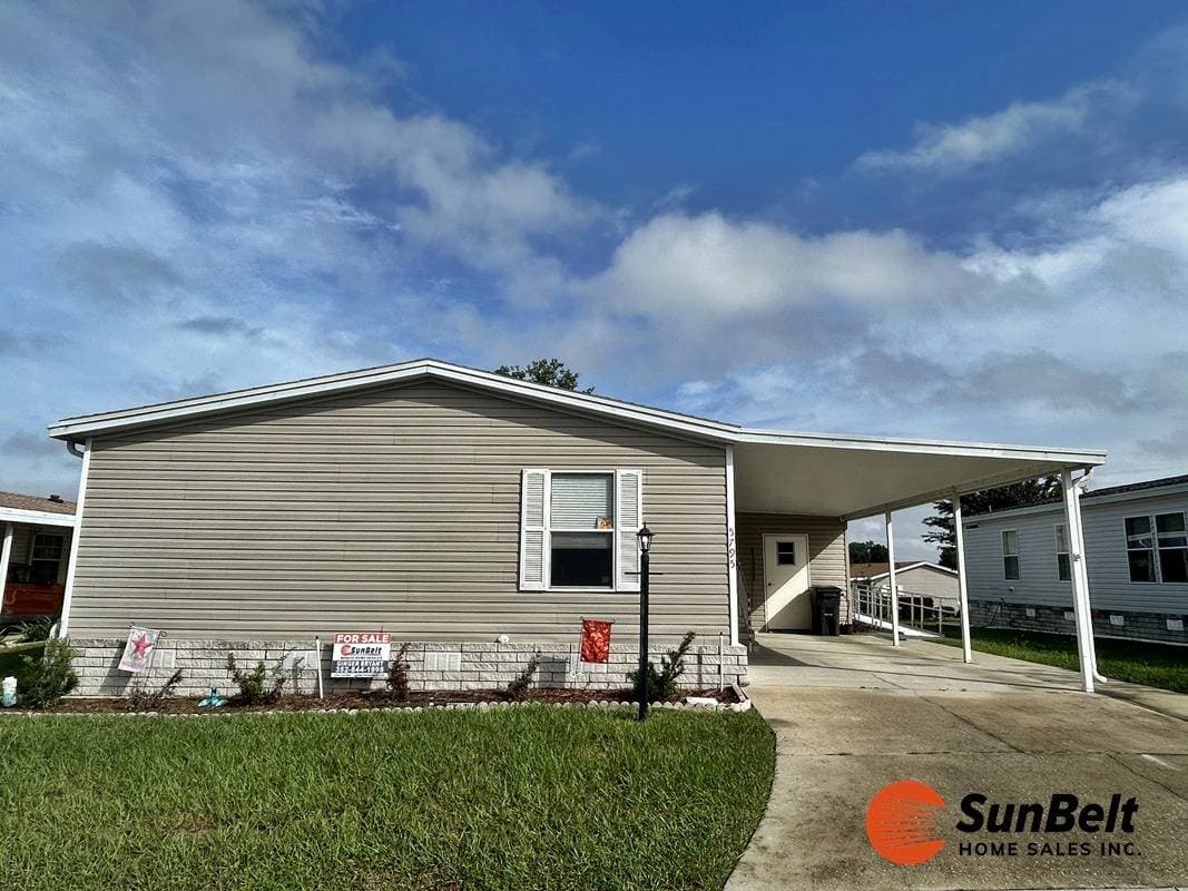 Manufactured home in Ocala, FL 34474