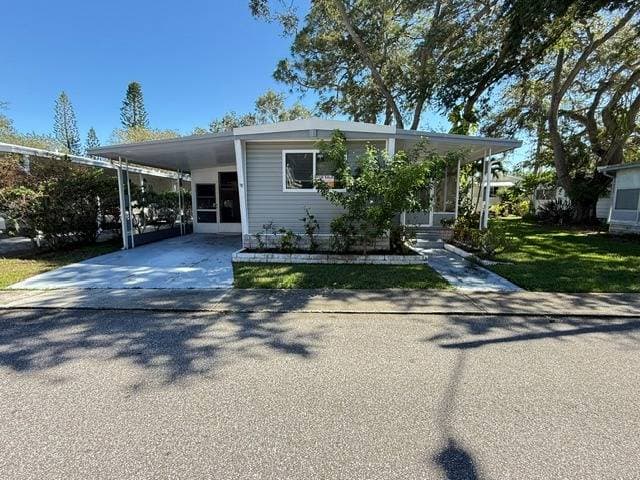 Manufactured home in Largo, FL 33778