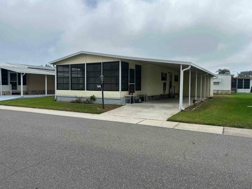 Manufactured home in Holly Hill, FL 32117