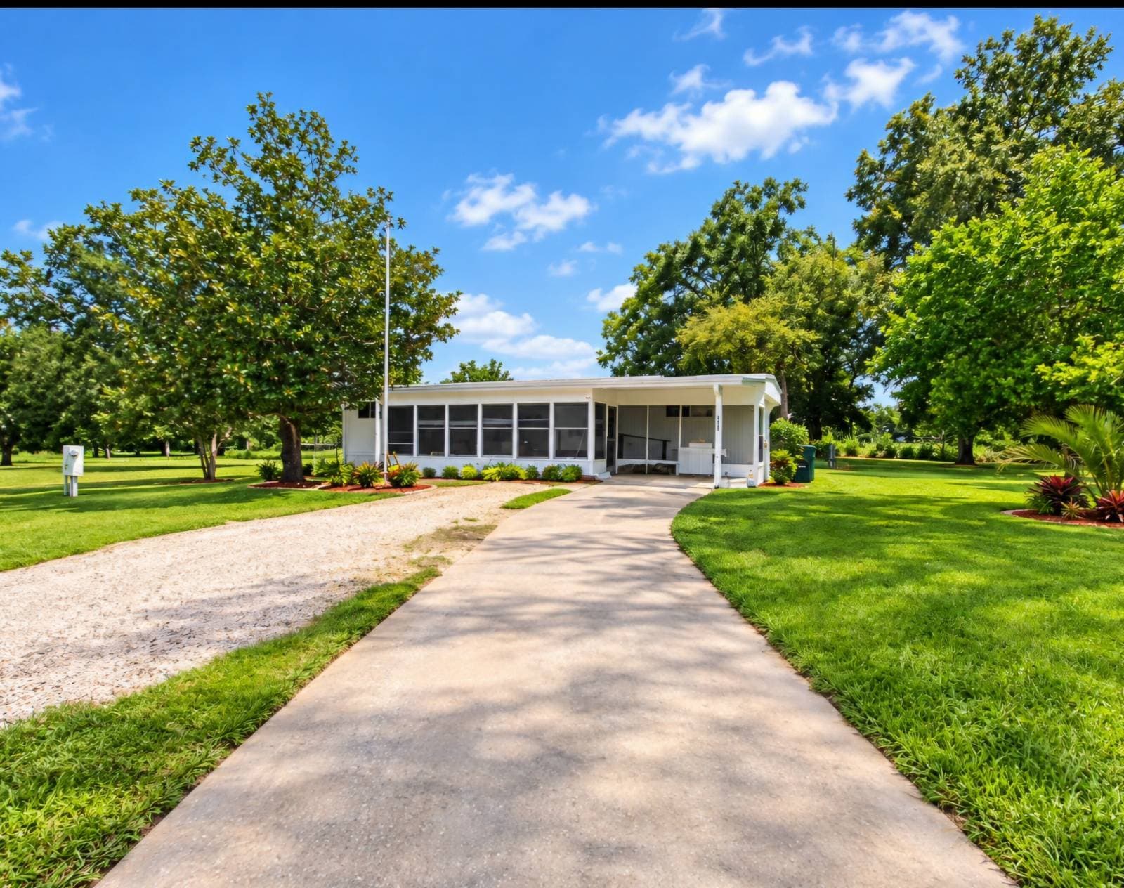 Manufactured home in Dade City, FL 33525
