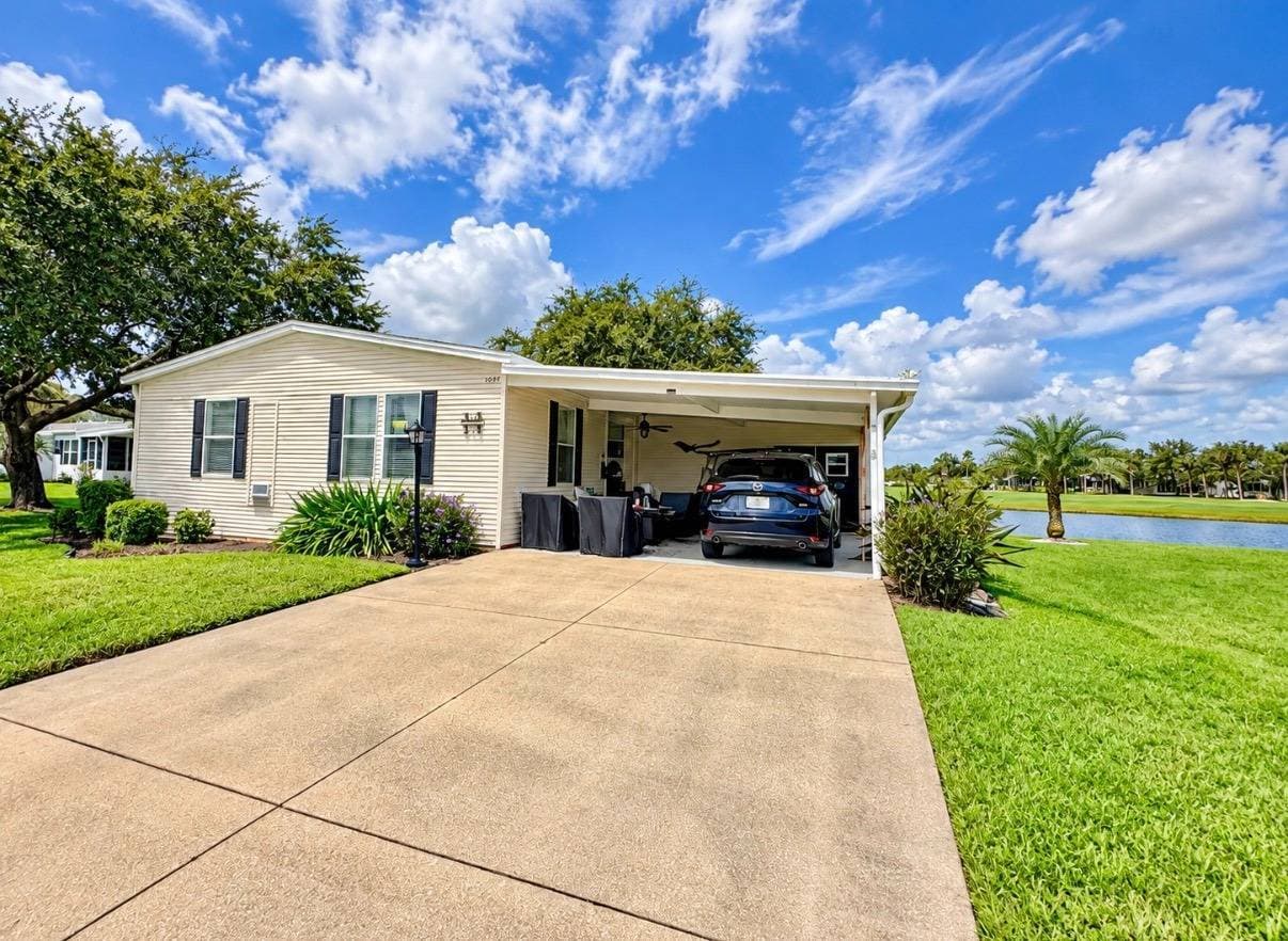Manufactured home in Port Orange, FL 32128