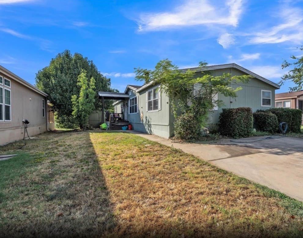 Manufactured home in Euless, TX 76040