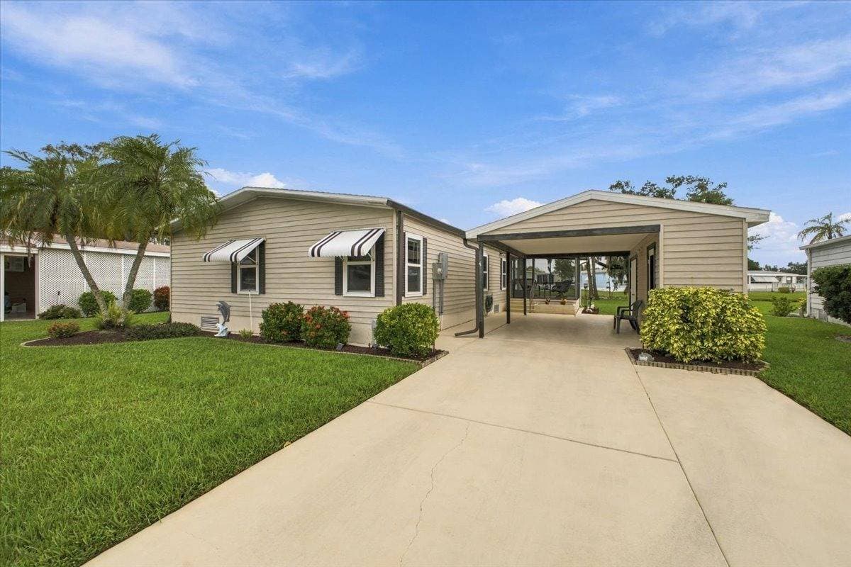 Manufactured home in Ellenton, FL 34222