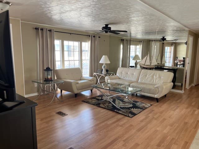 Manufactured home in Clearwater, FL 33764