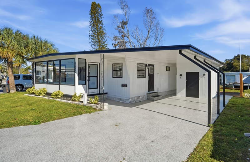 Manufactured home in Clearwater, FL 33764