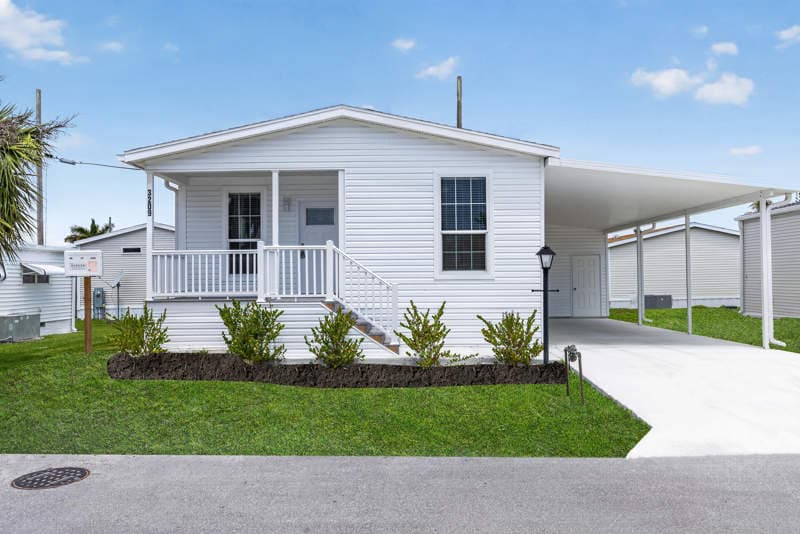 Manufactured home in Hollywood, FL 33021
