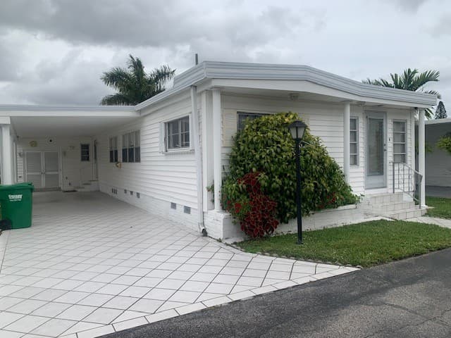 Manufactured home in Hollywood, FL 33021