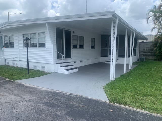 Manufactured home in Hollywood, FL 33021