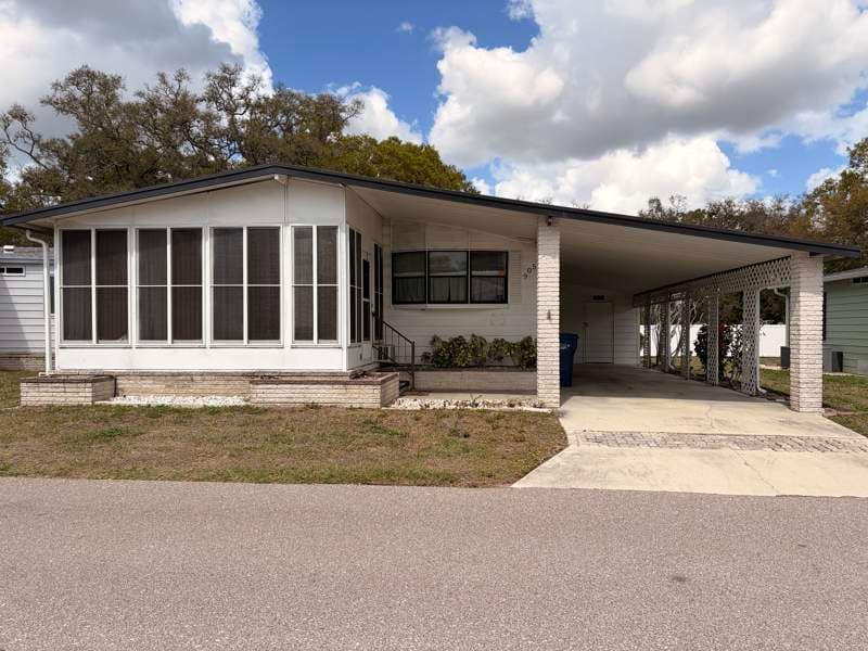 Manufactured home in Bradenton, FL 34203