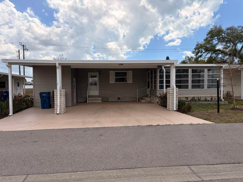 Manufactured home in Bradenton, FL 34203