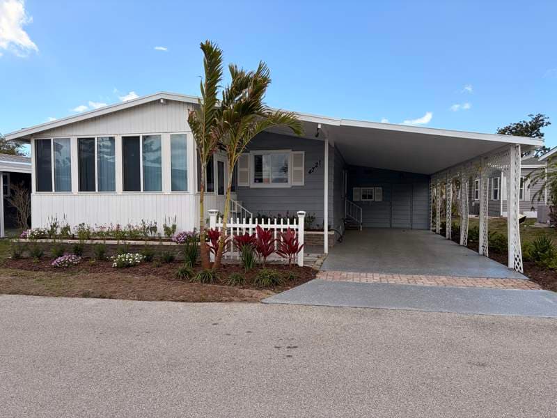 Manufactured home in Bradenton, FL 34203