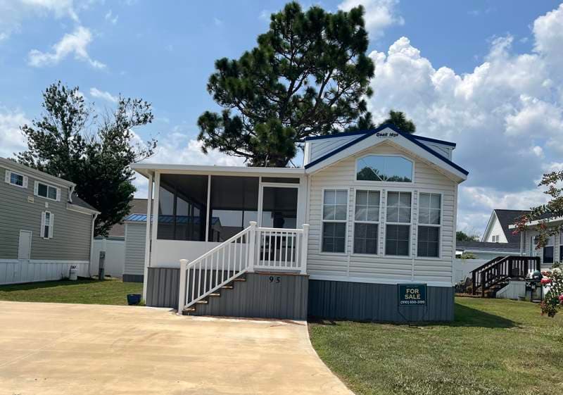 Manufactured home in Cedar Point, NC 28584