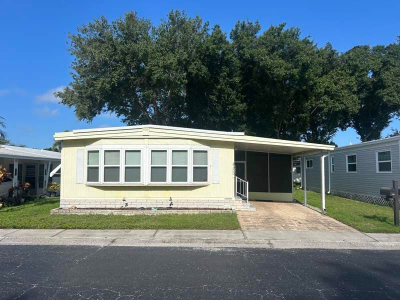 Manufactured home in Largo, FL 33778