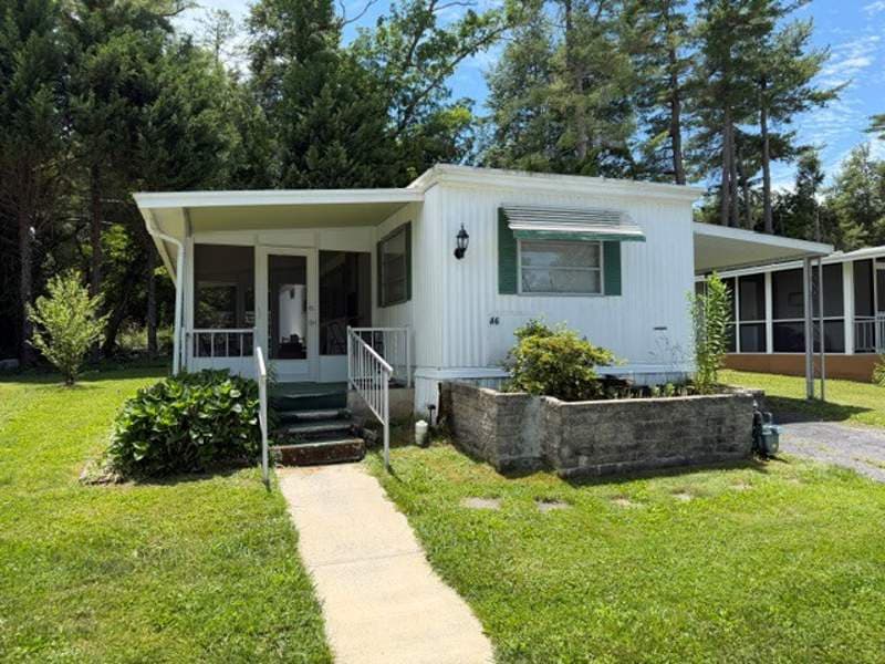 Manufactured home in Hendersonville, NC 28739