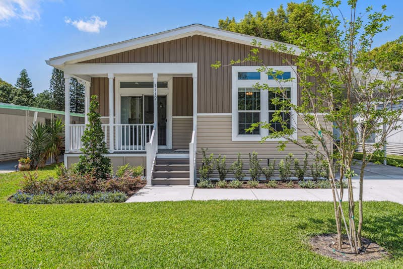 Manufactured home in Deland, FL 32724