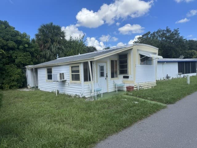 Manufactured home in Bradenton, FL 34207