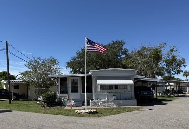 Manufactured home in Tavares, FL 32778