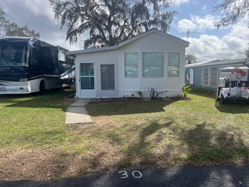 Manufactured home in Zephyrhills, FL 33541