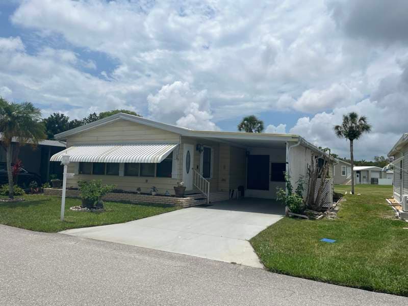 Manufactured home in Naples, FL 34114