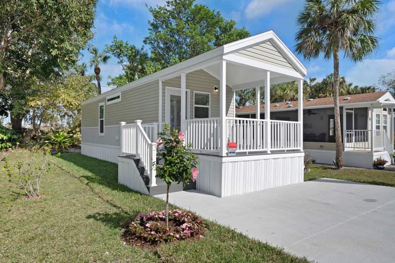 Manufactured home in Naples, FL 34104