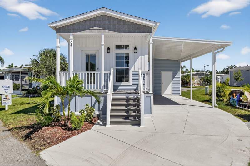Manufactured home in Sarasota, FL 34234