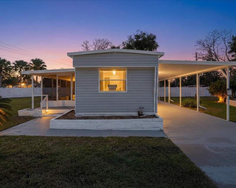 Manufactured home in Port Orange, FL 32127