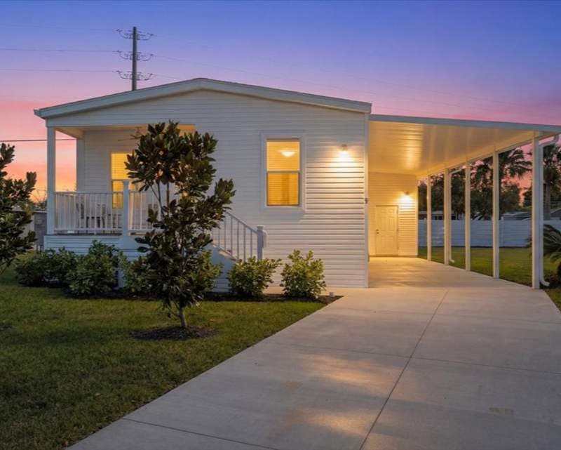 Manufactured home in Port Orange, FL 32127