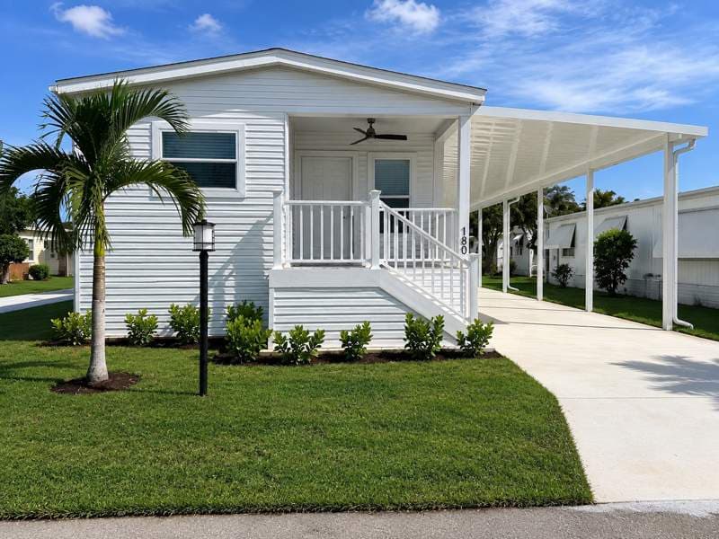 Manufactured home in Deerfield Beach, FL 33442