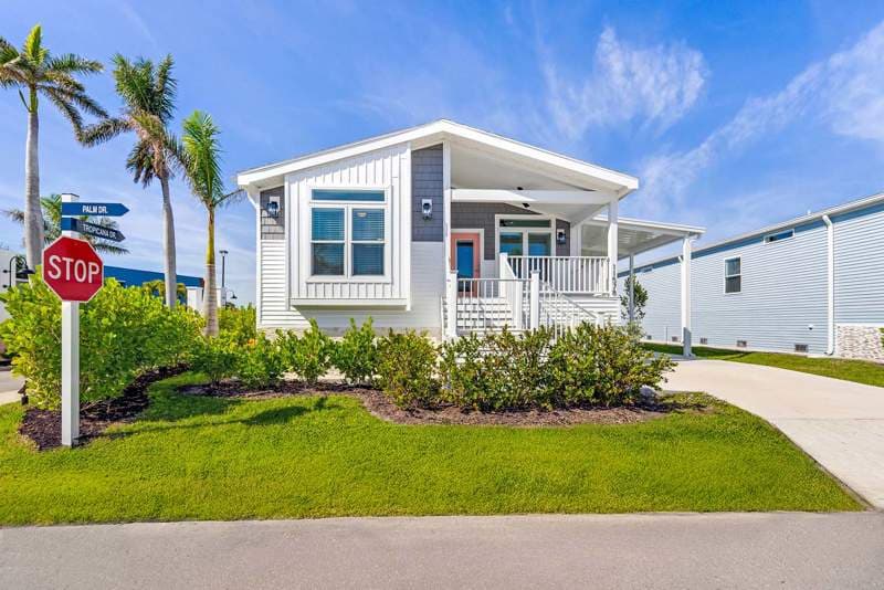 Manufactured home in Fort Myers, FL 33908